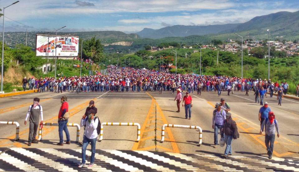 Teachers and their supporters blockade the toll booth on the Tuxtla Gutiérrez - San Cristóbal highway on Wednesday.