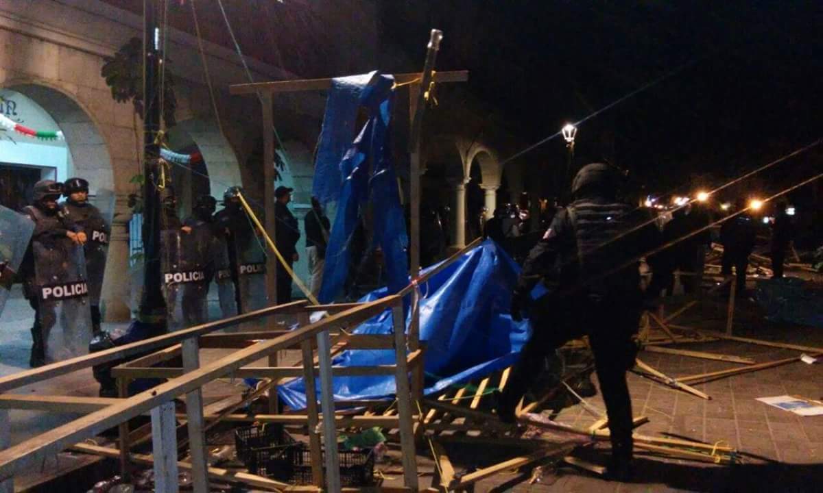 State and municipal police in Oaxaca destroy the teachers' encampment in the Zócalo.