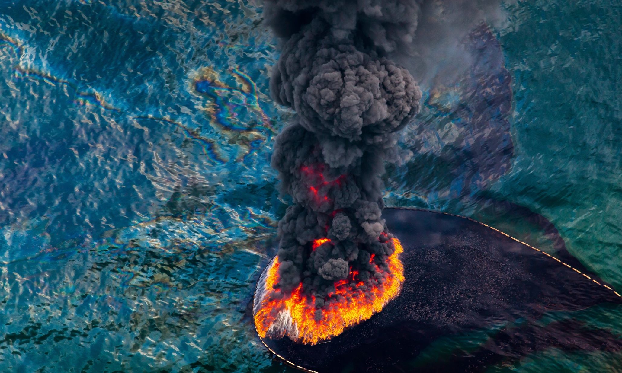 14 апреля 2010. Разлив нефти в мексиканском заливе 2010 разлив нефти. Взрыв на нефтяной платформе в мексиканском заливе 2010. Взрыв нефтяной платформы Deepwater Horizon. Взрыв нефтяной платформы Deepwater Horizon - 20 апреля 2010 года.
