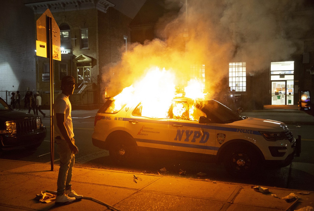 NYC man caught on camera smashing NYPD car windows outside Bronx precinct